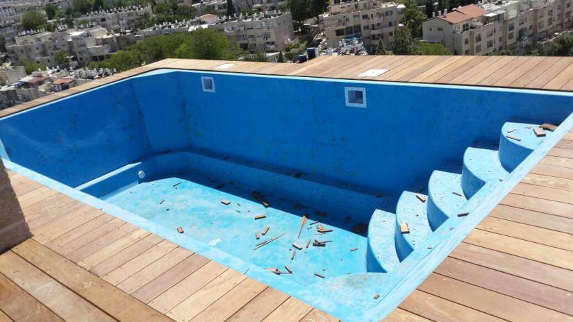 דק מסביב לבריכה